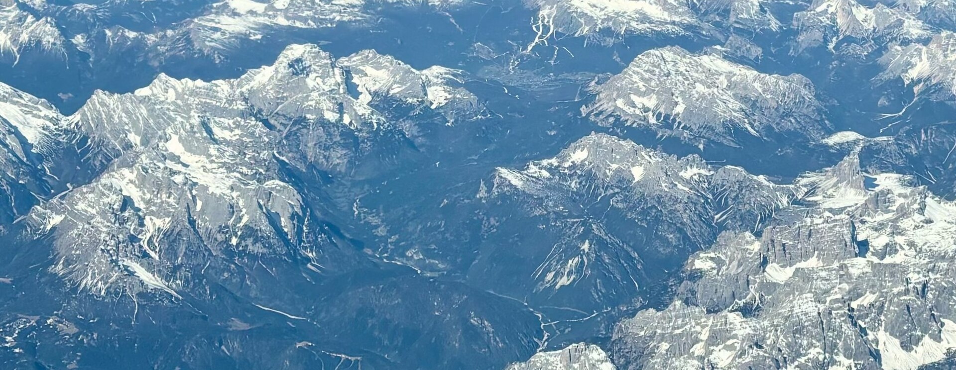Südtiroler Berggipfelkette aus der Luft